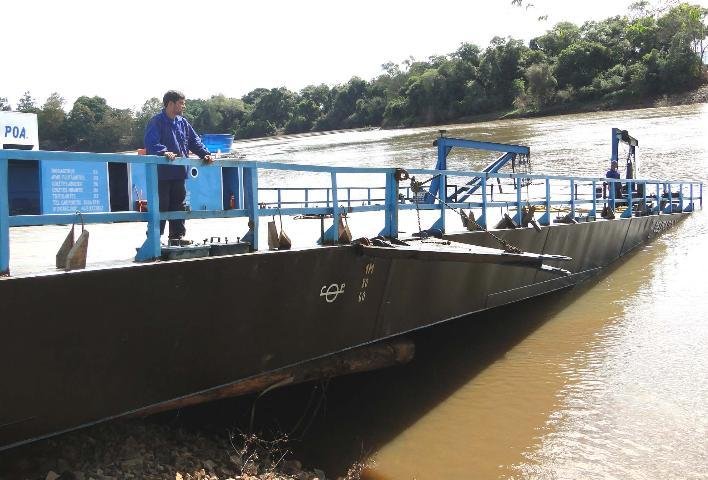 Embarca&ccedil;&atilde;o j&aacute; foi colocada na &aacute;gua por cerca de 20 oper&aacute;rios e come&ccedil;a a operar no Rio Jacu&iacute; neste s&aacute;bado