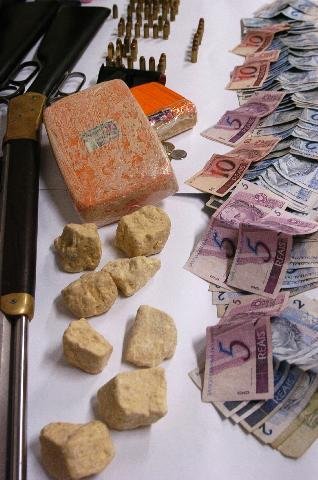 Denarc apreende dorgas, armas e dinheiro