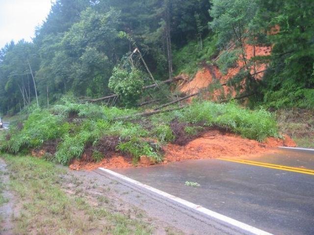 Deslizamentos de terra interditam BR-280 no norte de SC