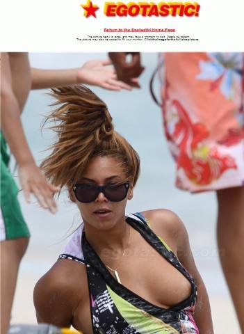 Beyonc&eacute; &eacute; flagrada com seio &agrave; mostra
