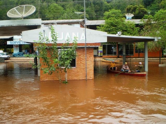 Rio Uruguai invade Aduana e travessia de balsa &eacute; cancelada em Porto Mau&aacute;