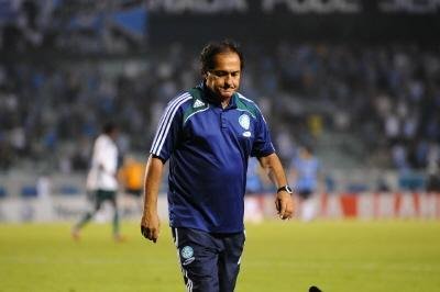 Gr&ecirc;mio joga para ampliar vantagem sobre Muricy Ramalho