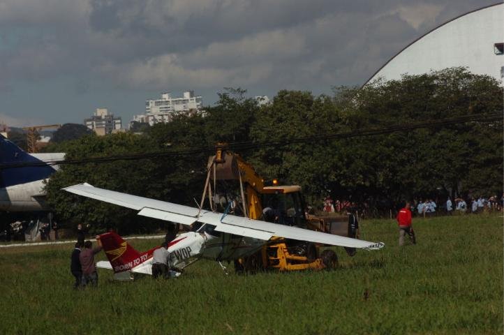 Monomotor, que sofreu pane mec&acirc;nica, foi retirado do local por um reboque