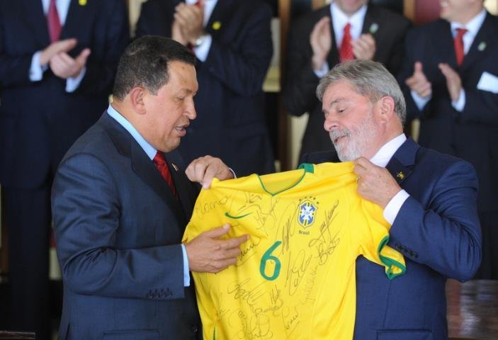 Lula presenteia Ch&aacute;vez com camisa da Sele&ccedil;&atilde;o Brasileira