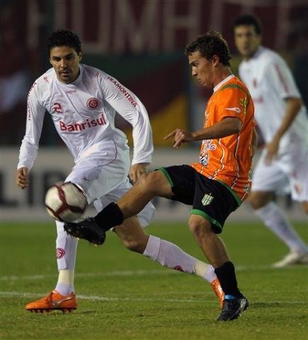 Banfield e Inter come&ccedil;am a disputa por uma vaga nas quartas de final da Libertadores