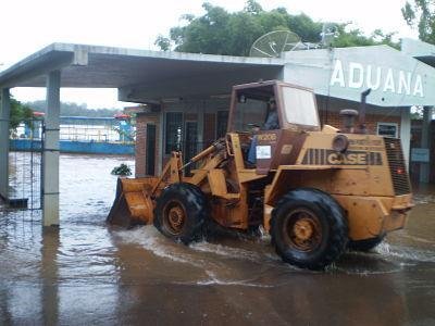 M&aacute;quina da prefeitura faz a limpeza da rua que d&aacute; acesso &agrave; Aduana