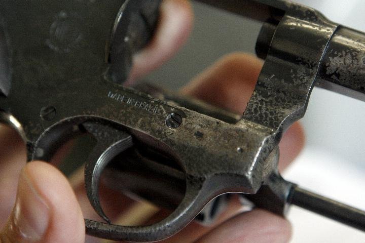 O secret&aacute;rio chama de revolvinho a pistola 32, com numera&ccedil;&atilde;o raspada, apreendida em sua casa