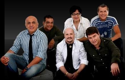 Banda se apresenta no Teatro do Bourbon Country, em 8 de maio