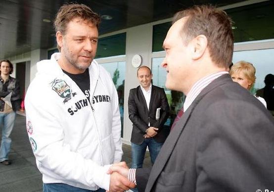 Russell Crowe recebe camiseta do Real Madrid em visita a treino