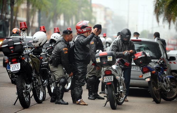 Na mesma avenida, policiais abordaram motociclistas