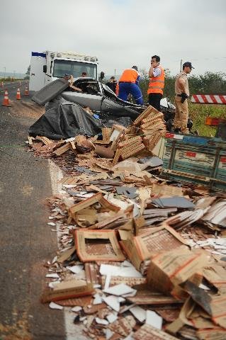 V&iacute;tima ficou sob carregamento de cer&acirc;mica de um caminh&atilde;o