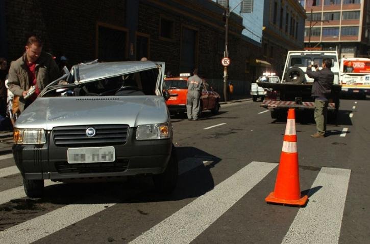 Carro capota ap&oacute;s colis&atilde;o no Centro 