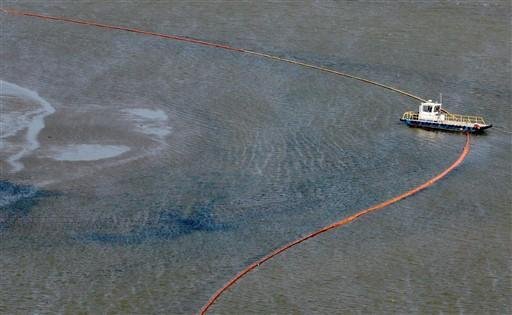 Plataformas de petr&oacute;leo paralisam trabalhos no Golfo
