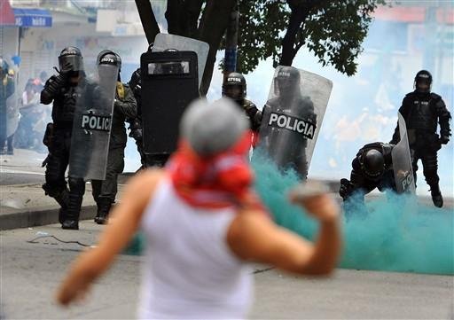 Col&ocirc;mbia tem 15 feridos em manifesta&ccedil;&otilde;es do 1&ordm; de Maio