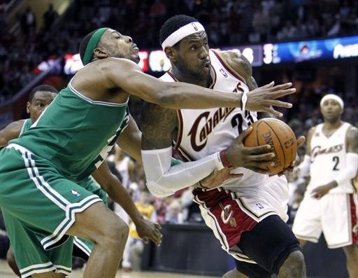 LeBron se destaca e Cleveland bate Boston