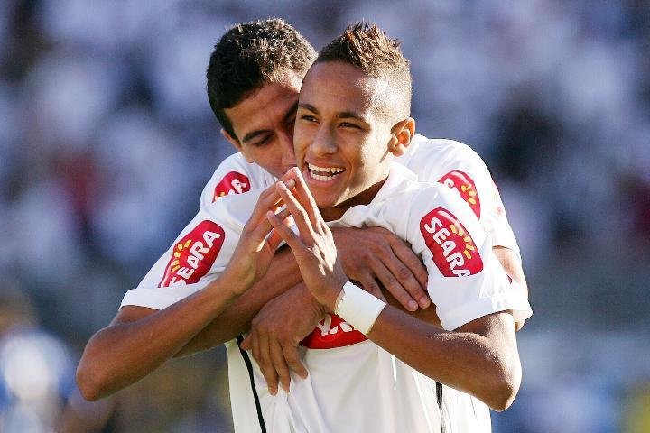 Neymar fez dois gols para o Santos, vencedor do Campeonato Paulista