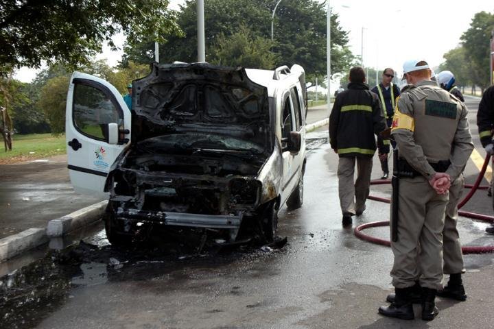 Avenida &eacute; liberada ap&oacute;s inc&ecirc;ndio de carro na Capital
