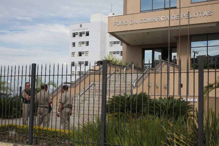 Amea&ccedil;a de bomba fecha Foro de Pelotas 