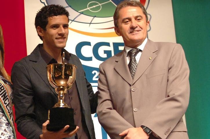 Maylson do Gr&ecirc;mio, com a ta&ccedil;a na m&atilde;o, foi escolhido como revela&ccedil;&atilde;o