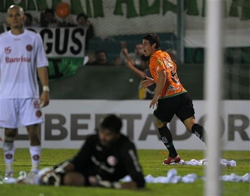 O Banfield bateu o Inter por 3 a 1 no jogo de ida