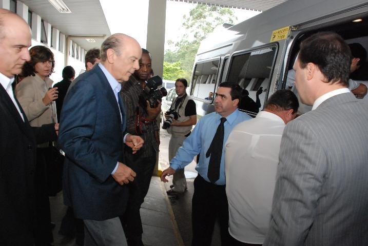 Serra se re&uacute;ne com empres&aacute;rios de Santa Maria 