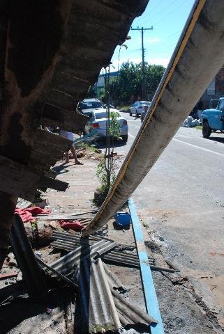 Moradores da casa atingida pelo ve&iacute;culo estavam no local, mas n&atilde;o sofreram ferimentos