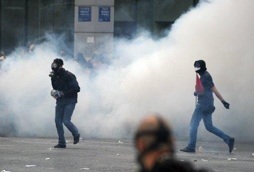 Tr&ecirc;s pessoas morrem em inc&ecirc;ndio durante protestos em Atenas