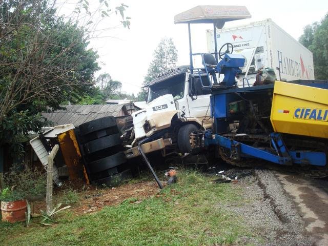 Carreta bate contra quatro ve&iacute;culos e duas m&aacute;quinas na ERS-324 em Passo Fundo