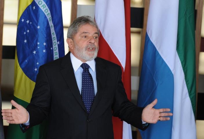 Lula disse que somente depois da decis&atilde;o do Senado &eacute; que vai definir que posi&ccedil;&atilde;o tomar sobre o aumento nas aposentadorias