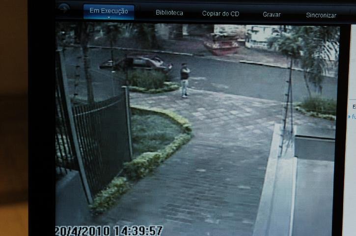 Agentes procuram suspeito que aparece em v&iacute;deo dando cobertura a um furto 