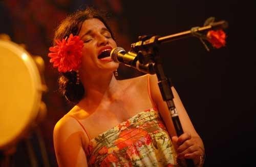 D&eacute;a Troncoso canta no projeto Unim&uacute;sica