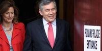 Gordon Brown vota sorridente na Escócia