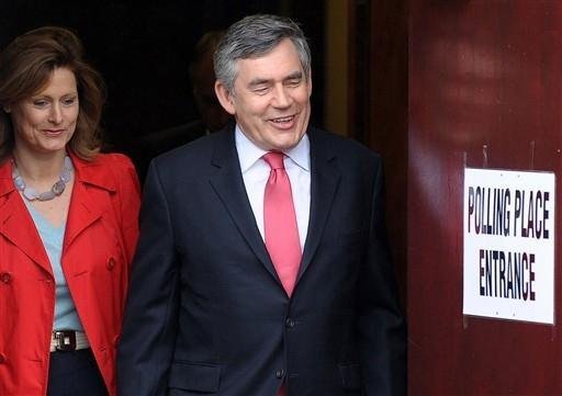 Gordon Brown vota sorridente na Esc&oacute;cia