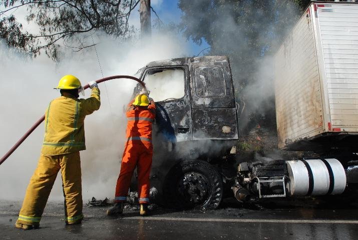 Caminh&atilde;o tem pane mec&acirc;nica e pega fogo na BR-116, em NH