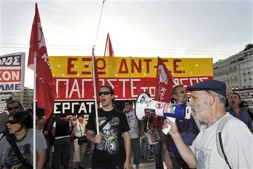Manifestantes se reuniram do lado de fora do Parlamento grego para protestar contra as medidas de austeridade anunciadas recentemente pelo governo