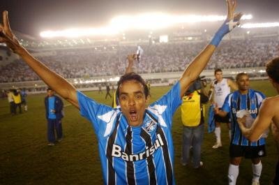 O lateral L&uacute;cio celebra a classifica&ccedil;&atilde;o do Gr&ecirc;mio sobre o Santos