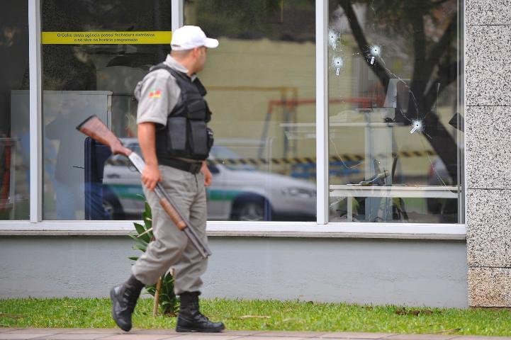 Quadrilha de assaltos a banco tem entre 5 e 8 homens, diz BM 