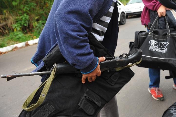 No local, foram apreendidos artefatos e armamentos, inclusive um fuzil