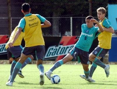 Roberson (com a bola) retornou ao est&aacute;dio Ol&iacute;mpico