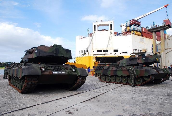 Navio traz 29 blindados para o Ex&eacute;rcito Brasileiro