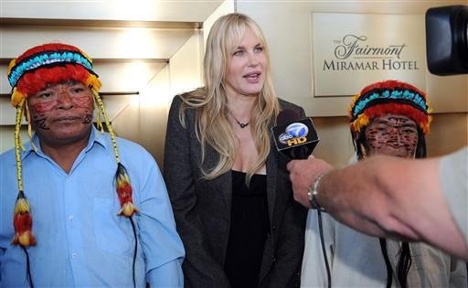 Daryl Hannah apoia &iacute;ndios peruanos em protesto