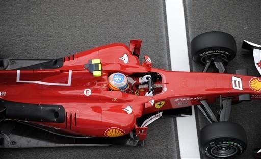 Ferrari &eacute; multada por manobra irregular de Alonso