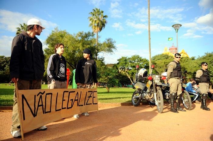 Pequeno grupo fez oposi&ccedil;&atilde;o &agrave; Marcha da Maconha