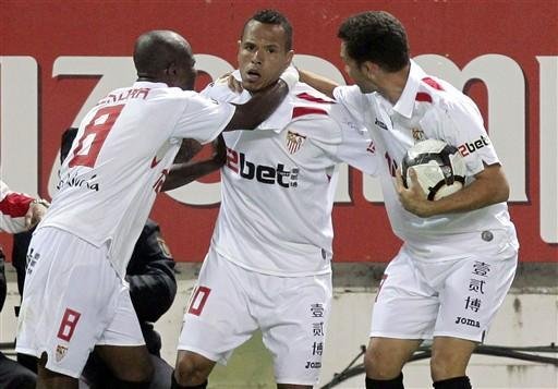 Lu&iacute;s Fabiano festeja gol contra o Barcelona