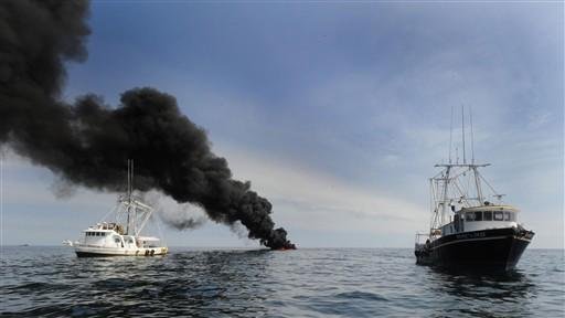 Petr&oacute;leo ainda queima no Golfo do M&eacute;xico