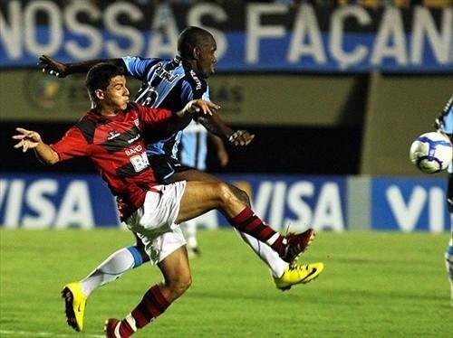 Hugo mandou uma bola no travess&atilde;o no segundo tempo