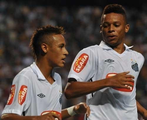 Neymar e Andr&eacute; comemoraram no s&aacute;bado mais tr&ecirc;s gols do Santos, que j&aacute; soma 105 em 2010