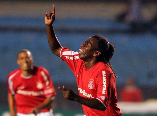 Tinga volta a jogar pelo Inter em agosto