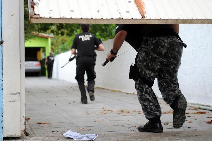 Foto premiada foi feita durante a pris&atilde;o de 12 assaltantes a banco, na Opera&ccedil;&atilde;o Caravaggio, sob responsabilidade do Departamento Estadual de Investiga&ccedil;&otilde;es Criminais, na regi&atilde;o Metropolitana, em 23 de dezembro de 2009