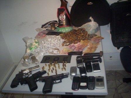 Pol&iacute;cia apreendeu drogas, armas e muni&ccedil;&otilde;es com adolescentes 